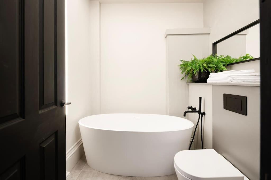 High End Free Parking Wifi Balcony Ensuite Cheltenham Esterno foto